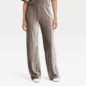 A New Day Velvet Pleated Straight Wide Leg Pants Womens Size M NEW Plisse Velour